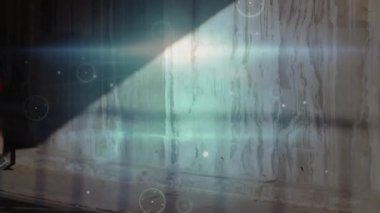 Koşucu, spor teknolojisiyle hareket grafikleri oluşturan keskin güneş ışınlarına atlıyor. Atletik, hız, hareket, teknoloji, kentsel, dinamik, canlılık