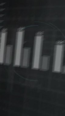 Asma kilit simgesi üzerinde dijital veri işleme animasyonu. Çevrimiçi küresel siber, bağlantılar, hesaplama ve veri işleme kavramı dijital olarak oluşturulmuş video.