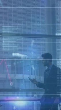 Akıllı telefon kullanarak iş adamının finansal veri işleme animasyonu. küresel iş, finans, veri işleme ve dijital arayüz kavramı dijital olarak oluşturulmuş video.