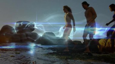 Arkadaşların gün batımında platformdan gelgit havuzlarına adım atarak mercek fişekleriyle seyahat animasyonlarını gösteriyorlar. Macera, yoldaşlık, keşif, manzara, canlı, enerjik, kıyı şeridi