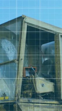 Endüstriyel ortamdaki inşaat ekipmanları üzerinde kırmızı ok ve ızgara animasyonu. Sanayi, makine, teknoloji, oklar, altyapı, ilerleme