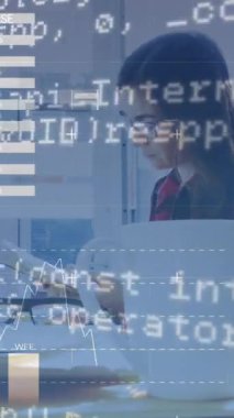 Ofisteki Kafkas iş kadınının veri işleme animasyonu. Küresel iş, bilgisayar ve dijital arayüz kavramı dijital olarak oluşturulmuş video.