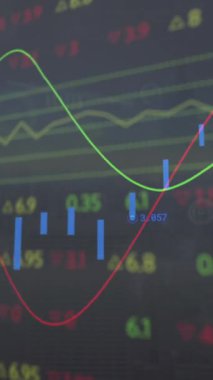 Radarlara ve bilgisayar diline karşı birden fazla grafiğin animasyonu. Dijital olarak üretilmiş, hologram, illüstrasyon, borsa, rapor, iş dünyası, kodlama ve teknoloji kavramı.