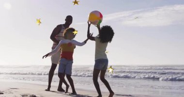 Kızının plaj topu fırlatması çocukların ıslak kumda koşmasını tetikliyor. Aile, eğlence, boş zaman, açık hava, oyuncu, kıyı, bağlantı