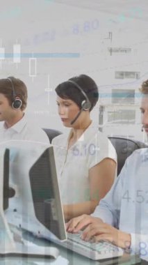 Ofisteki çeşitli iş adamları üzerinde veri işleme animasyonu. Küresel iş ve dijital arayüz kavramı dijital olarak oluşturulmuş video.