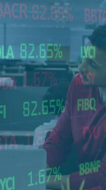 Ofisteki çeşitli iş adamları üzerinde finansal veri işleme animasyonu. Küresel finans, iş, bağlantılar, hesaplama ve veri işleme kavramı dijital olarak oluşturulmuş video.