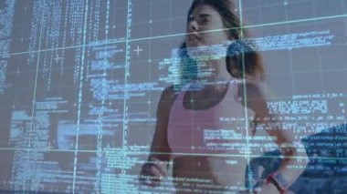 Kadın kıyı şeridi boyunca ilerlemeye başlıyor, sağlık kontrolü için dijital kodu devreye sokuyor. Atletik, fitness, digital, outdoor, technology, Health, activity