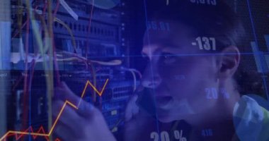 Ağ mühendisi kadın zayıflayan grafiklere yanıt veriyor kablolar çekiliyor ağ istikrarını geri getiriyor. Teknoloji, bağlantı, veri, altyapı, siber güvenlik, dijital, verimlilik