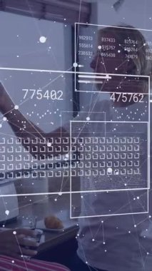 Beyaz bir çiftin mutfakta yemek yemesi üzerine veri işleme animasyonu. Dijital olarak oluşturulan küresel ağlar, hesaplama ve veri işleme kavramı.