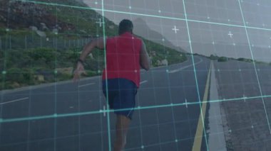 Koşucu bilek fitness takip cihazını çalıştırıyor ve ızgara izleme performansıyla dağ yoluna tırmanıyor. Atletik, açık hava, kararlılık, ilerleme, dayanıklılık, manzara, teknoloji