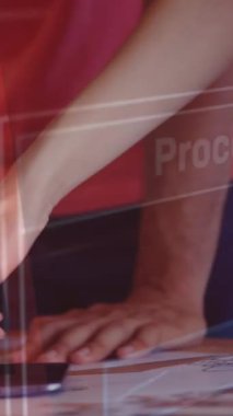 Ofiste çalışan çeşitli iş adamları üzerinde finansal veri işleme animasyonu. Küresel iş, finans ve dijital arayüz kavramı dijital olarak oluşturulmuş video.