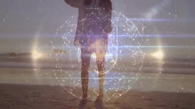 Islak kıyı boyunca yürümek AR küresini bacaklarının etrafında çalıştırmak, yaratıcının telefon yakalama ufkunu kaldırması. Güçlendirilmişlik, dijital yol, dinginlik, yenilik, açık hava, gelecekçilik, teknoloji