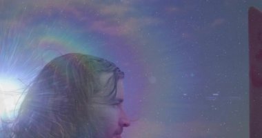 Bir kadın iskeleye basıyor, erkeğin göğsüne yaslanıyor, yıldızlı filtre ve gökkuşağı lenslerini yükseltiyor. Romantizm, samimiyet, günbatımı, manzara, dinginlik, bağlantı, siluet