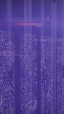 Sunucu odasındaki mikroişlemci bağlantılarının ekranları üzerinden qr kod tarayıcısının animasyonu. İş veri depolama teknolojisi kavramı