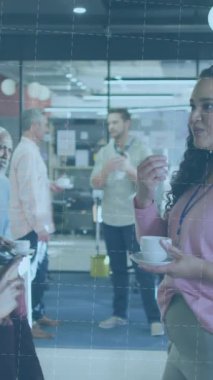 Ofiste kahve içen çeşitli kadın ve erkekler hakkında istatistiksel veri işleme animasyonu. Bilgisayar arayüzü ve iş veri teknolojisi kavramı