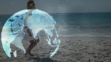 Holografik küre, yürüyen kıyı yörüngesi halkaları olarak cisimleşerek ağı görselleştiriyor. Gelecek, dijital, yenilik, bağlantı, teknoloji, dinginlik, çevre