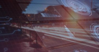 Günbatımında yol açılışı UI panellerinin solup çizelgeleri canlandırdığını, radar görüntülemesini gösteriyor. Gelecek, teknoloji, veri, arayüz, dijital, kentsel, görselleştirme