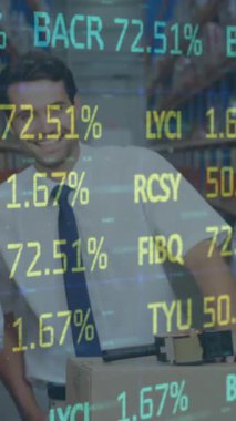 Depoda çalışan kadın ve erkeklerin finansal veri işleme animasyonları. küresel gönderim ve bağlantılar konsepti dijital olarak oluşturulmuş video.