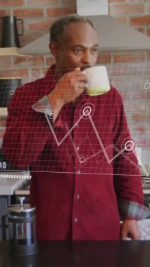 Afro-Amerikan bir adamın mutfakta kahve içmesi üzerine veri işleme animasyonu. Yaşam tarzı, bilgisayar ve dijital arayüz konsepti dijital olarak oluşturulmuş video.