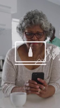 Grafik, harita ve dizüstü bilgisayardaki bulut animasyonları, cep telefonu kullanan yaşlı Afro-Amerikan kadını gösteriyor. Dijital bileşik, emeklilik, rapor, iş, küresel, bulut hesaplama ve teknoloji kavramı.