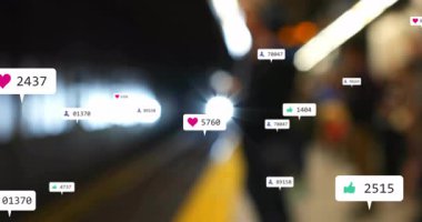 Metro banliyösü, trenin farları yanarken yüzen sosyal uyarılar aldığını gösteriyor. Kentsel, ulaşım, dijital, modern, bağlantı, teknoloji, hareket