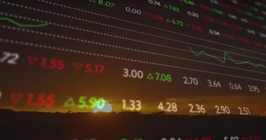 Güneş dokunuşu ufuk çizgisinde yüzen veri değişimi değerlerini güncelleyen oklar eğilimleri yansıtıyor. Finansal, stok, veri, analiz, günbatımı, ufuk, teknoloji