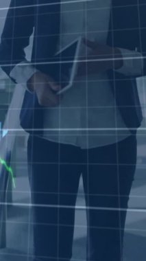 Tablet kullanan Kafkas iş kadınının veri işleme animasyonu. küresel iş ve dijital arayüz kavramı dijital olarak oluşturulmuş video.