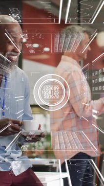 Ofisteki çeşitli iş adamları üzerinde veri işleme animasyonu. Küresel iş ve dijital arayüz kavramı dijital olarak oluşturulmuş video.