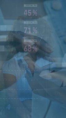 Ofiste çalışan iş adamları üzerinde finansal veri işleme animasyonu. Küresel hesaplama, finans, iş ve veri işleme kavramı dijital olarak oluşturulmuş video.