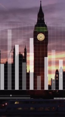 Londra şehrinde finansal veri işleme animasyonu. Küresel iş, finans, hesaplama ve veri işleme kavramı dijital olarak oluşturulmuş video.