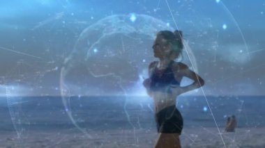 Sağ aktifleştirilen hologramdan kadın koşucu akıllı telefondan fitness verilerini gösteriyor. Plaj, açık hava, fitness, teknoloji, veri görselleştirme, atletik, eğlence