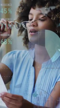 Veri işleme ve diyagramlarının animasyonu ofiste konuşan çeşitli bayan meslektaşlar üzerinde. Küresel iş ve dijital arayüz kavramı dijital olarak oluşturulmuş video.