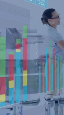 Çok renkli grafiklerin animasyonu, çeşitli bayan çalışanlara raporları açıklayan çizelgeler. Dijital bileşik, çoklu pozlama, iş, planlama ve takım çalışması kavramı.