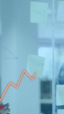 Ofiste notlar üzerinde tartışan kadın ve erkek arasında veri işleme animasyonu. Bilgisayar arayüzü ve iş veri teknolojisi kavramı