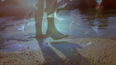 Adam gün batımında ıslak kuma basıyor, teknolojik ağ küresini oluşturuyor titreşiyor ve her dalgalanmayı eritiyor. Fütürist, dijital, holografik, ağ, soyut, günbatımı, yenilikçi