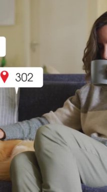 Sosyal medya simgelerinin ve numaraların evde evcil köpeği olan beyaz kadın üzerinde canlandırılması. Küresel sosyal medya, veri işleme ve dijital arayüz kavramı dijital olarak oluşturulmuş video.