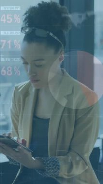 Tablet kullanan bir iş kadınının veri işleme animasyonu. küresel iş ve dijital arayüz kavramı dijital olarak oluşturulmuş video.