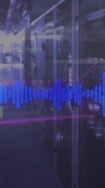 Sunucu odasındaki veri işleme ve şekillerin animasyonu. küresel iş ve dijital arayüz kavramı dijital olarak oluşturulmuş video.