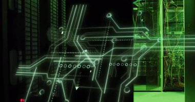 Veri akışını görselleştirmek için sunucu donanımı üzerinde yükselen, yer değiştiren ve dönen yeşil devre. Teknoloji, siber güvenlik, dijital altyapı, veri transferi, ağ oluşturma, yenilik, gelecekçi