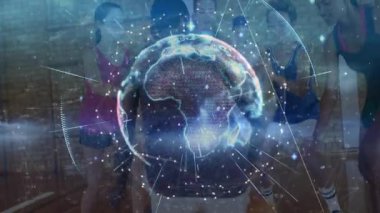 Holografik küre titreşimleri basketbol takımının antrenman için hamlelerini ve esnemelerini tetikliyor. Teknoloji, yenilik, takım çalışması, atletizm, fitness, dijital, bağlantı