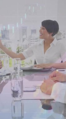 Ofisteki çeşitli iş adamları üzerinde finansal veri işleme animasyonu. Küresel iş, finans, bilgisayar ve veri işleme kavramı dijital olarak oluşturulmuş video.