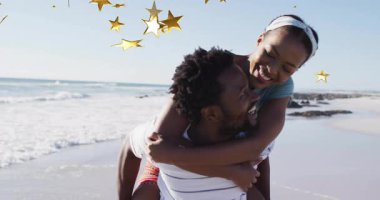 Kadın sırtımda taşıyorum ve hayat tarzı reklamı için altın yıldız animasyonunun altında yürüyorum. Romantizm, macera, dinginlik, oyun, arkadaşlık, açık hava, canlı