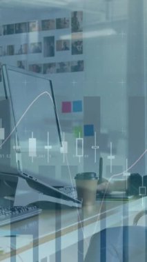 Afrikalı Amerikalı iş kadınının ofisindeki finansal veri işleme animasyonu. küresel iş, finans ve dijital arayüz kavramı dijital olarak oluşturulmuş video.