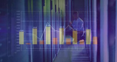 Bilgi işlem teknisyeni veri merkezinde diz çöküp tableti tıkıyor, sunucu ölçümlerini animasyon bar çizelgeleriyle izliyor. Teknoloji, veri, analitik, güvenlik, altyapı, dijital, yenilik