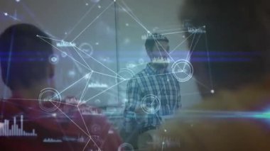 Eğitimci beyaz tahtada öğrencilere konuşuyor, veri kümelerini gösteren ağ örtülerini etkinleştiriyor. Öğrenme, analitik, yenilik, akıl hocalığı, dijital, iletişim, sınıf