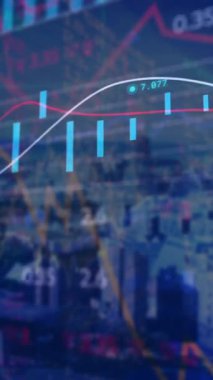 Şehir manzarası üzerinde finansal veri işleme animasyonu. küresel finansman, bilgisayar ve dijital arayüz kavramı dijital olarak oluşturulmuş video.