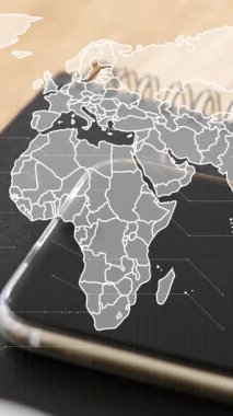 Dizüstü bilgisayarın üzerinde dünya haritası ve masanın üzerinde bir fincan kahve. Küresel finans, iş, bağlantılar, hesaplama ve veri işleme kavramı dijital olarak oluşturulmuş video.