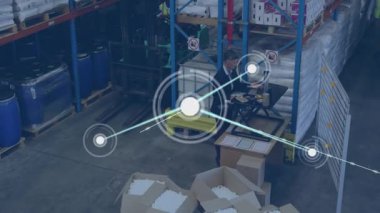 Depo yöneticisi envanter takibi için forklift kullanırken dizüstü bilgisayara dokunuyor. Lojistik, otomasyon, tedarik zinciri, teknoloji, sanayi, girişim, bağlantı