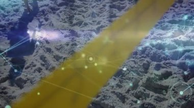 Kadın sporcu topun kareye girişine tepki veriyor ve bunu teknoloji grafikleri arasında kazıyor. Plaj, spor, dijital, atletik, açık hava, rekabet, aksiyon