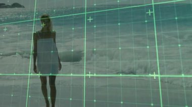 Çerçeveye giren kadın yürüyüşçü yeşil ızgara izleme teknolojisini gösteren kameraya doğru yürüyor. Çevre, dinginlik, navigasyon, yenilik, dijital, doğa, keşif